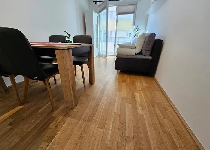 Apartment Stylish In + 1 Parking Spot *