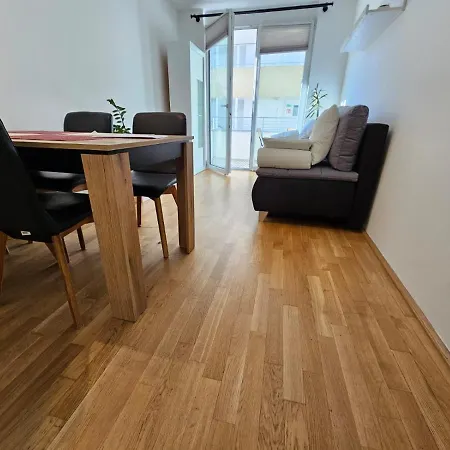 Apartment Stylish In + 1 Parking Spot *